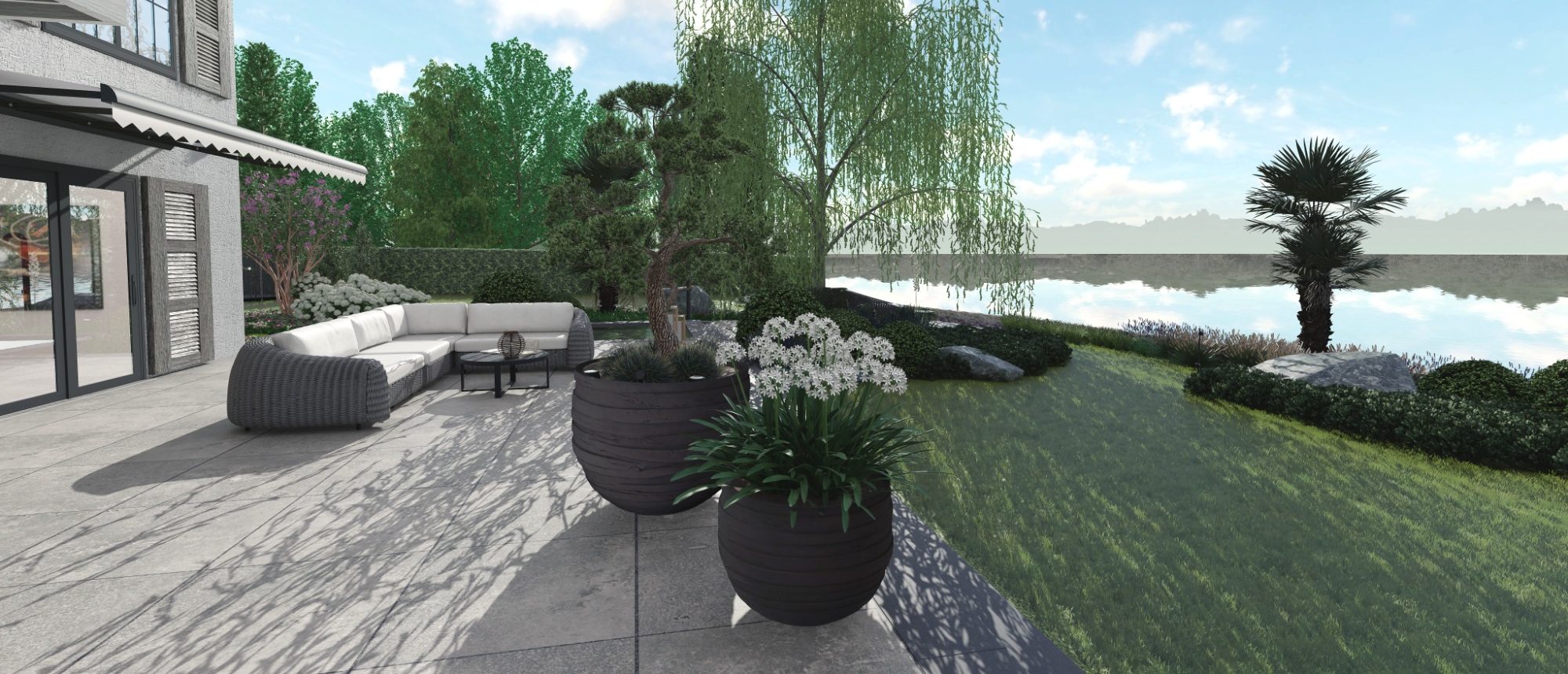 Terrasse Gartengestaltung Bodensee Atelier Vierkant Pflanzgefäße Rappmann Gartendesign Garten mit modernen Töpfen, Sitzbereich und Blick auf einen See unter blauem Himmel.